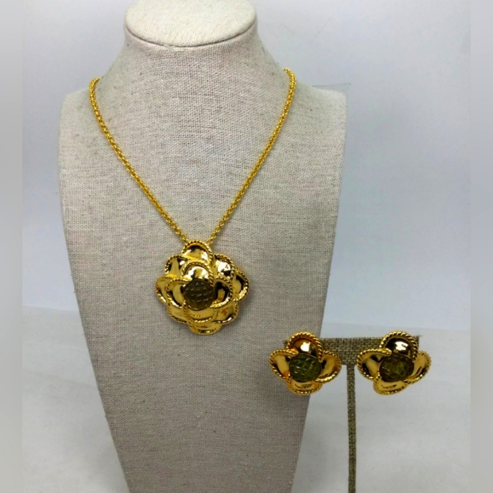 Vintage Ivana Trump Flower Clip On Earrings & Necklace Set NWOT